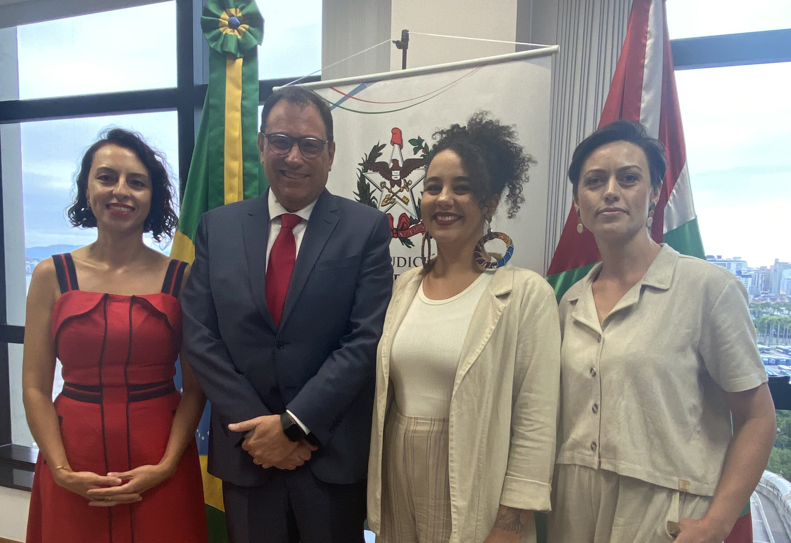 As diretoras do SINJUSC, Carolina Rodrigues Costa, Ellen Pereira e Cristiane Müller, com o presidente do TJSC, Des. Francisco de Oliveira Neto.